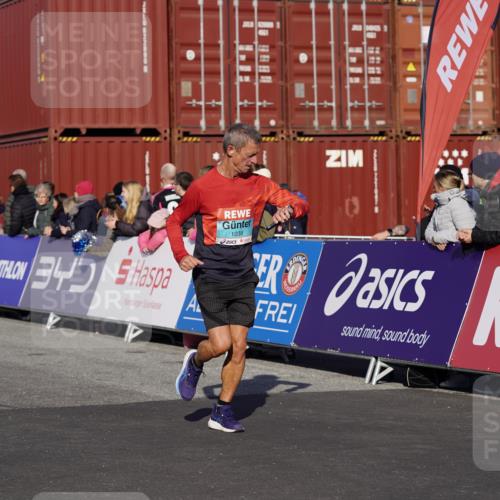 03.10.2025 - Köhlbrandbrückenlauf Michael Burmester http://msf.ph/oto/9011066 03.10.2025 10:11:56 Ziel 1038, 1417, 1458, 1465, 1534, 1915, 1952, 2077, 2921, 3838 meine-sportfotos.de