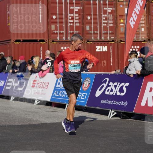 03.10.2025 - Köhlbrandbrückenlauf Michael Burmester http://msf.ph/oto/9011078 03.10.2025 10:11:56 Ziel 1038, 1417, 1458, 1465, 1534, 1915, 1952, 2077, 2921, 3838 meine-sportfotos.de