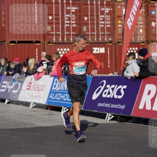 03.10.2025 - Köhlbrandbrückenlauf Michael Burmester http://msf.ph/oto/9011087 03.10.2025 10:11:56 Ziel 1038, 1417, 1458, 1465, 1534, 1915, 1952, 2077, 2921, 3838 meine-sportfotos.de