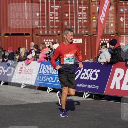 03.10.2025 - Köhlbrandbrückenlauf Michael Burmester http://msf.ph/oto/9011101 03.10.2025 10:11:57 Ziel 1038, 1417, 1458, 1465, 1534, 1915, 1952, 2077, 2921, 3838 meine-sportfotos.de