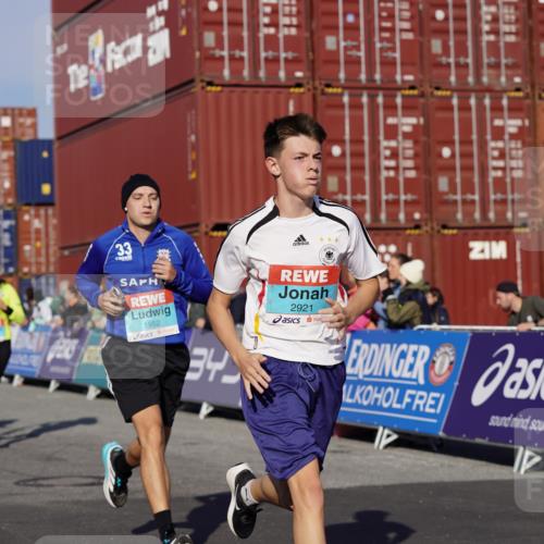 03.10.2025 - Köhlbrandbrückenlauf Michael Burmester http://msf.ph/oto/9011108 03.10.2025 10:11:57 Ziel 1038, 1417, 1458, 1465, 1534, 1915, 1952, 2077, 2921, 3838 meine-sportfotos.de
