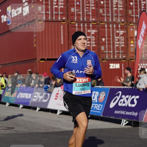 03.10.2025 - Köhlbrandbrückenlauf Michael Burmester http://msf.ph/oto/9011126 03.10.2025 10:11:58 Ziel 1038, 1417, 1458, 1465, 1534, 1915, 1952, 2077, 2921 meine-sportfotos.de