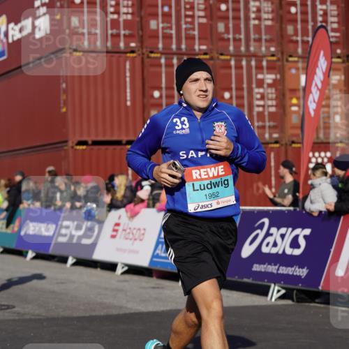 03.10.2025 - Köhlbrandbrückenlauf Michael Burmester http://msf.ph/oto/9011136 03.10.2025 10:11:58 Ziel 1038, 1417, 1458, 1465, 1534, 1915, 1952, 2077, 2921 meine-sportfotos.de