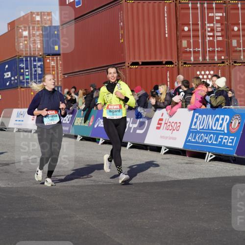 03.10.2025 - Köhlbrandbrückenlauf Michael Burmester http://msf.ph/oto/9011145 03.10.2025 10:11:59 Ziel 1038, 1417, 1458, 1465, 1534, 1915, 1952, 2077, 2921, 3457 meine-sportfotos.de