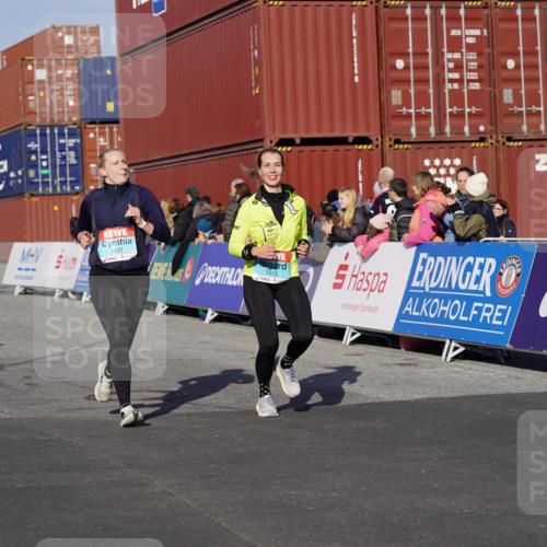 03.10.2025 - Köhlbrandbrückenlauf Michael Burmester http://msf.ph/oto/9011164 03.10.2025 10:11:59 Ziel 1038, 1417, 1458, 1465, 1534, 1915, 1952, 2077, 2921, 3457 meine-sportfotos.de