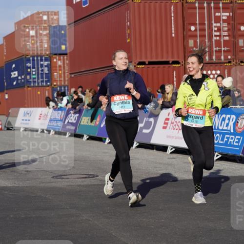 03.10.2025 - Köhlbrandbrückenlauf Michael Burmester http://msf.ph/oto/9011176 03.10.2025 10:12:00 Ziel 1038, 1417, 1458, 1465, 1534, 1640, 1829, 1915, 1952, 2077, 2921, 3457, 3768 meine-sportfotos.de