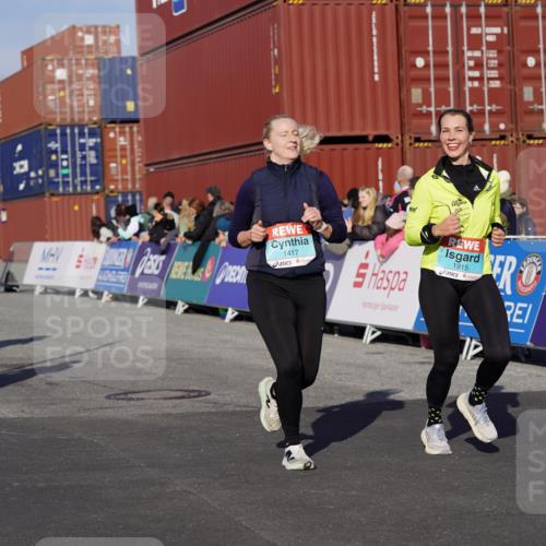 03.10.2025 - Köhlbrandbrückenlauf Michael Burmester http://msf.ph/oto/9011187 03.10.2025 10:12:00 Ziel 1038, 1417, 1458, 1465, 1534, 1640, 1829, 1915, 1952, 2077, 2921, 3457, 3768 meine-sportfotos.de