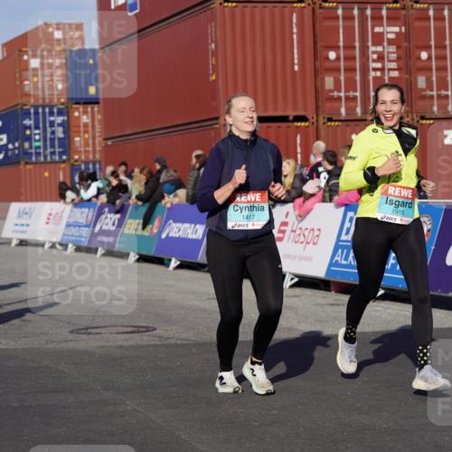 03.10.2025 - Köhlbrandbrückenlauf Michael Burmester http://msf.ph/oto/9011197 03.10.2025 10:12:00 Ziel 1038, 1417, 1458, 1465, 1534, 1640, 1829, 1915, 1952, 2077, 2921, 3457, 3768 meine-sportfotos.de