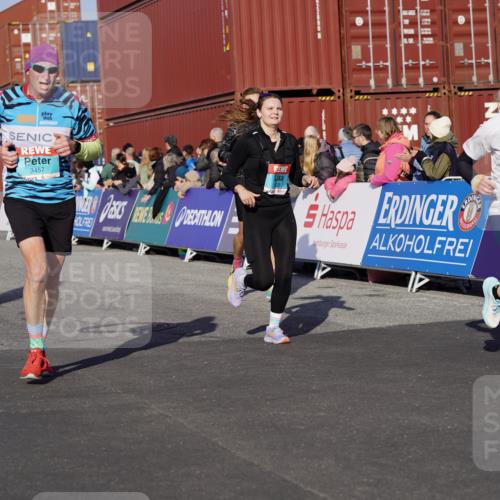03.10.2025 - Köhlbrandbrückenlauf Michael Burmester http://msf.ph/oto/9011329 03.10.2025 10:12:06 Ziel 1458, 1520, 1534, 1640, 1771, 1829, 3457, 3767, 3768 meine-sportfotos.de