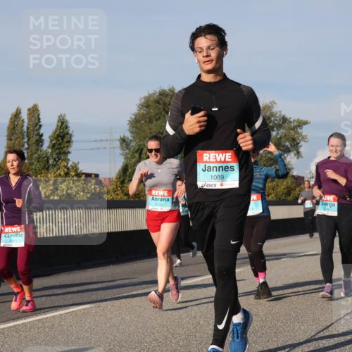 03.10.2025 - Köhlbrandbrückenlauf Luisa Fischer http://msf.ph/oto/9011355 03.10.2025 10:53:47 Position 3 3309, 2731, 1089 meine-sportfotos.de