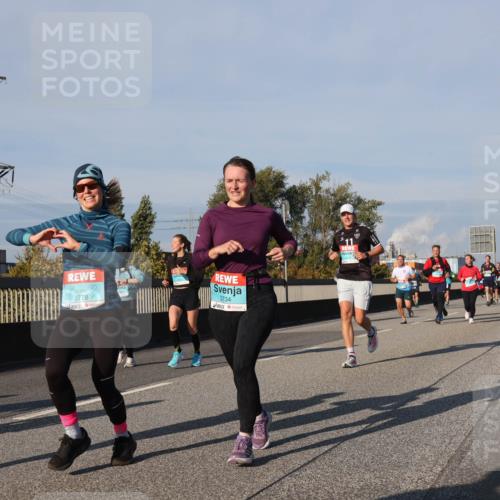 03.10.2025 - Köhlbrandbrückenlauf Luisa Fischer http://msf.ph/oto/9011370 03.10.2025 10:53:49 Position 3 2731, 3778, 2734 meine-sportfotos.de