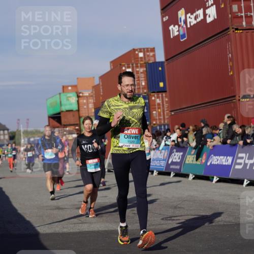 03.10.2025 - Köhlbrandbrückenlauf Michael Burmester http://msf.ph/oto/9011380 03.10.2025 10:12:10 Ziel 1347, 1520, 1640, 1771, 1829, 2790, 2841, 2883, 3435, 3457, 3767, 3768 meine-sportfotos.de