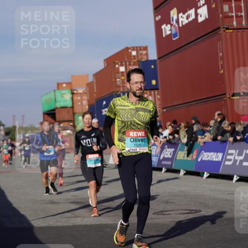 03.10.2025 - Köhlbrandbrückenlauf Michael Burmester http://msf.ph/oto/9011397 03.10.2025 10:12:10 Ziel 1347, 1520, 1640, 1771, 1829, 2790, 2841, 2883, 3435, 3457, 3767, 3768 meine-sportfotos.de
