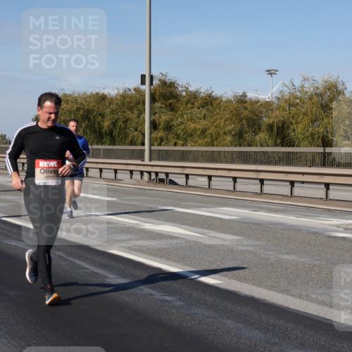 03.10.2025 - Köhlbrandbrückenlauf Julia Fischer http://msf.ph/oto/9011402 03.10.2025 12:59:25 Position 3 4684 meine-sportfotos.de