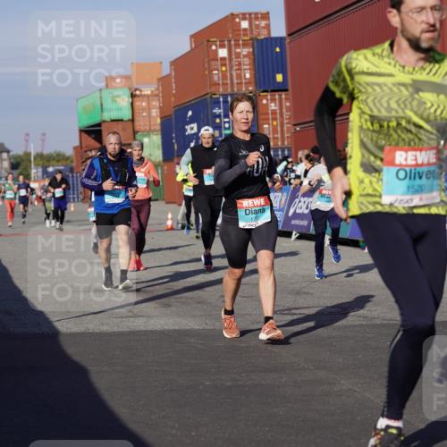03.10.2025 - Köhlbrandbrückenlauf Michael Burmester http://msf.ph/oto/9011405 03.10.2025 10:12:11 Ziel 1347, 1444, 1520, 1640, 1771, 1829, 2790, 2841, 2883, 3435, 3457, 3767, 3768 meine-sportfotos.de