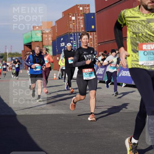 03.10.2025 - Köhlbrandbrückenlauf Michael Burmester http://msf.ph/oto/9011415 03.10.2025 10:12:11 Ziel 1347, 1444, 1520, 1640, 1771, 1829, 2790, 2841, 2883, 3435, 3457, 3767, 3768 meine-sportfotos.de