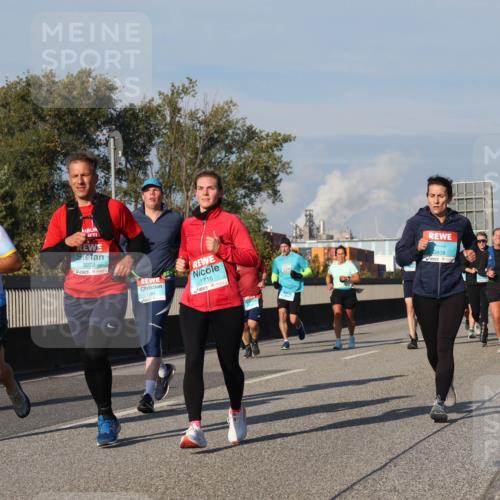 03.10.2025 - Köhlbrandbrückenlauf Luisa Fischer http://msf.ph/oto/9011418 03.10.2025 10:53:53 Position 3 3071, 3272, 1716, 3838 meine-sportfotos.de