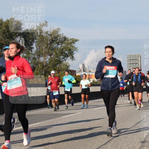 03.10.2025 - Köhlbrandbrückenlauf Luisa Fischer http://msf.ph/oto/9011426 03.10.2025 10:53:53 Position 3 3272, 1716, 8838 meine-sportfotos.de