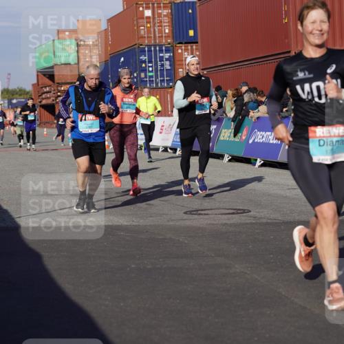 03.10.2025 - Köhlbrandbrückenlauf Michael Burmester http://msf.ph/oto/9011460 03.10.2025 10:12:12 Ziel 1347, 1444, 1520, 1640, 1771, 1829, 2790, 2841, 2883, 3435, 3767, 3768 meine-sportfotos.de