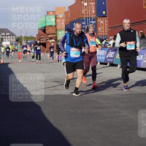 03.10.2025 - Köhlbrandbrückenlauf Michael Burmester http://msf.ph/oto/9011472 03.10.2025 10:12:12 Ziel 1347, 1444, 1520, 1640, 1771, 1829, 2790, 2841, 2883, 3435, 3767, 3768 meine-sportfotos.de
