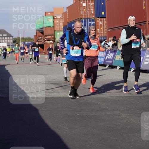 03.10.2025 - Köhlbrandbrückenlauf Michael Burmester http://msf.ph/oto/9011483 03.10.2025 10:12:12 Ziel 1347, 1444, 1520, 1640, 1771, 1829, 2790, 2841, 2883, 3435, 3767, 3768 meine-sportfotos.de
