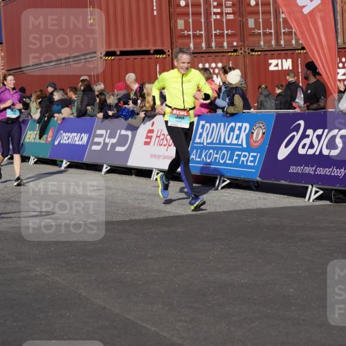 03.10.2025 - Köhlbrandbrückenlauf Michael Burmester http://msf.ph/oto/9011532 03.10.2025 10:12:16 Ziel 1347, 1438, 1439, 1444, 1654, 1681, 1771, 2790, 2841, 2883, 3065, 3435, 3707, 3709, 3767 meine-sportfotos.de