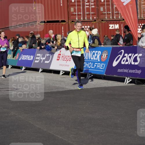 03.10.2025 - Köhlbrandbrückenlauf Michael Burmester http://msf.ph/oto/9011544 03.10.2025 10:12:16 Ziel 1347, 1438, 1439, 1444, 1654, 1681, 1771, 2790, 2841, 2883, 3065, 3435, 3707, 3709, 3767 meine-sportfotos.de