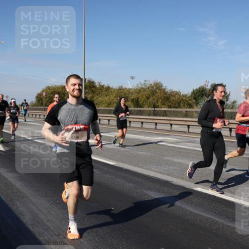 03.10.2025 - Köhlbrandbrückenlauf Julia Fischer http://msf.ph/oto/9011553 03.10.2025 13:00:01 Position 3 6796 meine-sportfotos.de