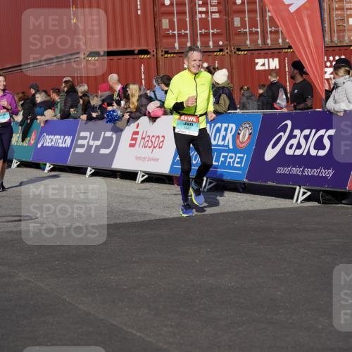 03.10.2025 - Köhlbrandbrückenlauf Michael Burmester http://msf.ph/oto/9011555 03.10.2025 10:12:16 Ziel 1347, 1438, 1439, 1444, 1654, 1681, 1771, 2790, 2841, 2883, 3065, 3435, 3707, 3709, 3767 meine-sportfotos.de