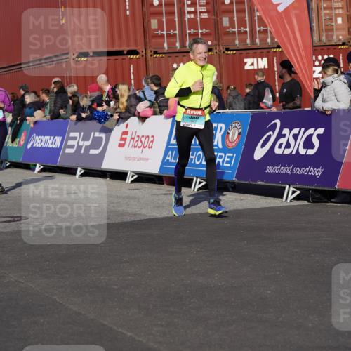 03.10.2025 - Köhlbrandbrückenlauf Michael Burmester http://msf.ph/oto/9011567 03.10.2025 10:12:16 Ziel 1347, 1438, 1439, 1444, 1654, 1681, 1771, 2790, 2841, 2883, 3065, 3435, 3707, 3709, 3767 meine-sportfotos.de