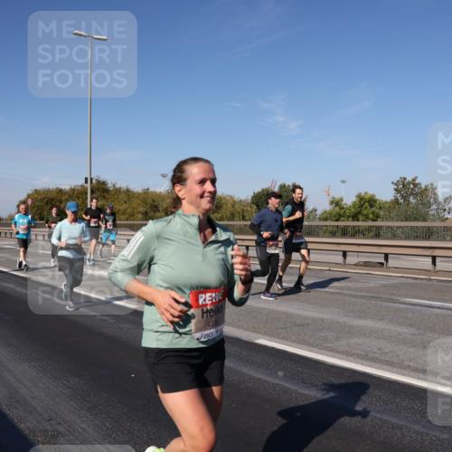 03.10.2025 - Köhlbrandbrückenlauf Julia Fischer http://msf.ph/oto/9011593 03.10.2025 13:00:09 Position 3 4356 meine-sportfotos.de