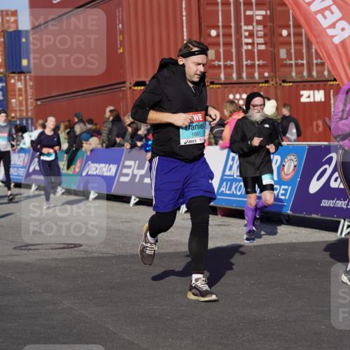 03.10.2025 - Köhlbrandbrückenlauf Michael Burmester http://msf.ph/oto/9011633 03.10.2025 10:12:19 Ziel 1347, 1438, 1439, 1444, 1654, 1681, 2790, 2841, 2883, 3065, 3435, 3707, 3709 meine-sportfotos.de