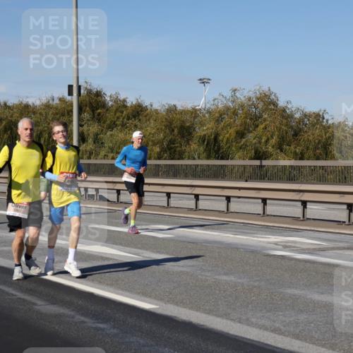 03.10.2025 - Köhlbrandbrückenlauf Julia Fischer http://msf.ph/oto/9011640 03.10.2025 13:00:18 Position 3 5801 meine-sportfotos.de