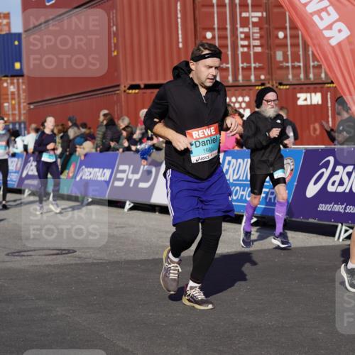 03.10.2025 - Köhlbrandbrückenlauf Michael Burmester http://msf.ph/oto/9011645 03.10.2025 10:12:19 Ziel 1347, 1438, 1439, 1444, 1654, 1681, 2790, 2841, 2883, 3065, 3435, 3707, 3709 meine-sportfotos.de