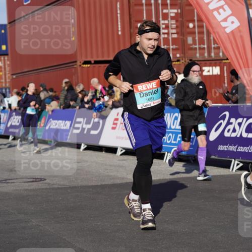 03.10.2025 - Köhlbrandbrückenlauf Michael Burmester http://msf.ph/oto/9011657 03.10.2025 10:12:19 Ziel 1347, 1438, 1439, 1444, 1654, 1681, 2790, 2841, 2883, 3065, 3435, 3707, 3709 meine-sportfotos.de