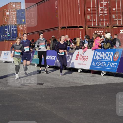 03.10.2025 - Köhlbrandbrückenlauf Michael Burmester http://msf.ph/oto/9011667 03.10.2025 10:12:21 Ziel 1347, 1438, 1439, 1444, 1654, 1681, 2950, 3065, 3707, 3709 meine-sportfotos.de