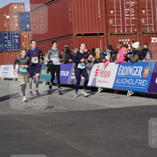 03.10.2025 - Köhlbrandbrückenlauf Michael Burmester http://msf.ph/oto/9011681 03.10.2025 10:12:21 Ziel 1347, 1438, 1439, 1444, 1654, 1681, 2950, 3065, 3707, 3709 meine-sportfotos.de