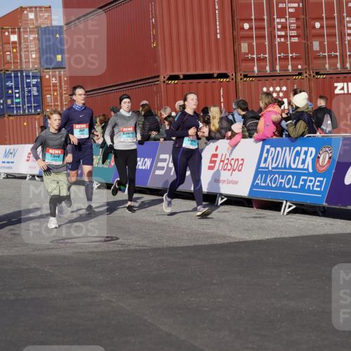03.10.2025 - Köhlbrandbrückenlauf Michael Burmester http://msf.ph/oto/9011692 03.10.2025 10:12:21 Ziel 1347, 1438, 1439, 1444, 1654, 1681, 2950, 3065, 3707, 3709 meine-sportfotos.de