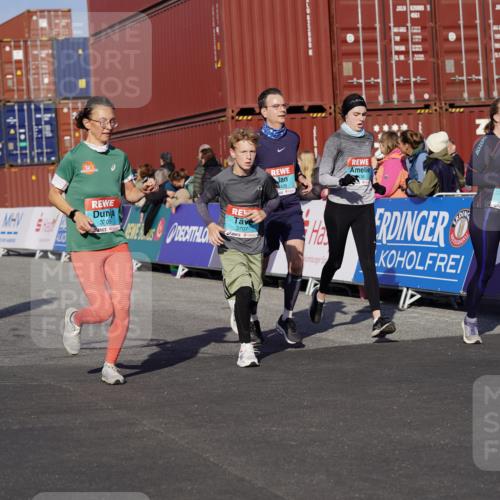 03.10.2025 - Köhlbrandbrückenlauf Michael Burmester http://msf.ph/oto/9011731 03.10.2025 10:12:22 Ziel 1438, 1439, 1444, 1654, 1662, 1681, 2950, 3065, 3210, 3707, 3709 meine-sportfotos.de