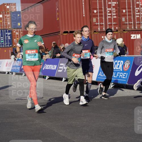 03.10.2025 - Köhlbrandbrückenlauf Michael Burmester http://msf.ph/oto/9011755 03.10.2025 10:12:22 Ziel 1438, 1439, 1444, 1654, 1662, 1681, 2950, 3065, 3210, 3707, 3709 meine-sportfotos.de