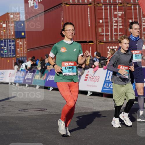 03.10.2025 - Köhlbrandbrückenlauf Michael Burmester http://msf.ph/oto/9011767 03.10.2025 10:12:23 Ziel 1362, 1438, 1439, 1444, 1654, 1662, 1681, 2950, 3065, 3210, 3707, 3709 meine-sportfotos.de