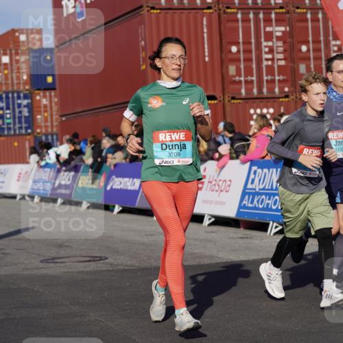 03.10.2025 - Köhlbrandbrückenlauf Michael Burmester http://msf.ph/oto/9011776 03.10.2025 10:12:23 Ziel 1362, 1438, 1439, 1444, 1654, 1662, 1681, 2950, 3065, 3210, 3707, 3709 meine-sportfotos.de
