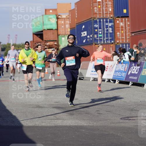 03.10.2025 - Köhlbrandbrückenlauf Michael Burmester http://msf.ph/oto/9011788 03.10.2025 10:12:25 Ziel 1362, 1438, 1439, 1654, 1662, 1681, 2950, 3065, 3210, 3707, 3709 meine-sportfotos.de