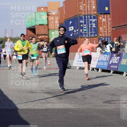03.10.2025 - Köhlbrandbrückenlauf Michael Burmester http://msf.ph/oto/9011799 03.10.2025 10:12:25 Ziel 1362, 1438, 1439, 1654, 1662, 1681, 2950, 3065, 3210, 3707, 3709 meine-sportfotos.de