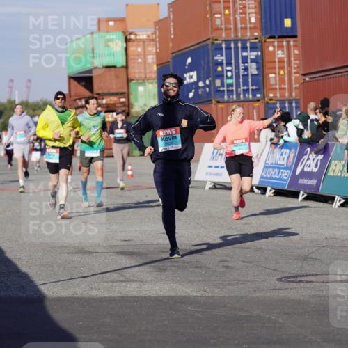 03.10.2025 - Köhlbrandbrückenlauf Michael Burmester http://msf.ph/oto/9011804 03.10.2025 10:12:25 Ziel 1362, 1438, 1439, 1654, 1662, 1681, 2950, 3065, 3210, 3707, 3709 meine-sportfotos.de