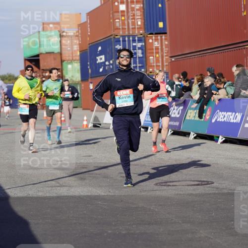 03.10.2025 - Köhlbrandbrückenlauf Michael Burmester http://msf.ph/oto/9011815 03.10.2025 10:12:26 Ziel 1362, 1438, 1439, 1487, 1654, 1662, 2950, 3065, 3210, 3315, 3707, 3709, 3781 meine-sportfotos.de