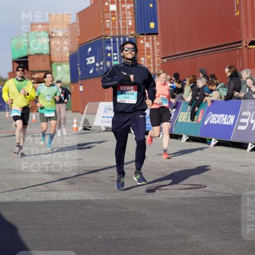 03.10.2025 - Köhlbrandbrückenlauf Michael Burmester http://msf.ph/oto/9011836 03.10.2025 10:12:26 Ziel 1362, 1438, 1439, 1487, 1654, 1662, 2950, 3065, 3210, 3315, 3707, 3709, 3781 meine-sportfotos.de