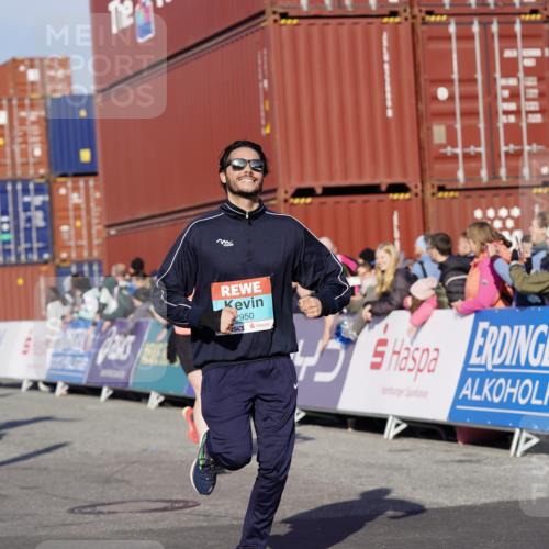 03.10.2025 - Köhlbrandbrückenlauf Michael Burmester http://msf.ph/oto/9011858 03.10.2025 10:12:27 Ziel 1362, 1438, 1439, 1487, 1654, 1662, 2950, 3210, 3315, 3707, 3781 meine-sportfotos.de