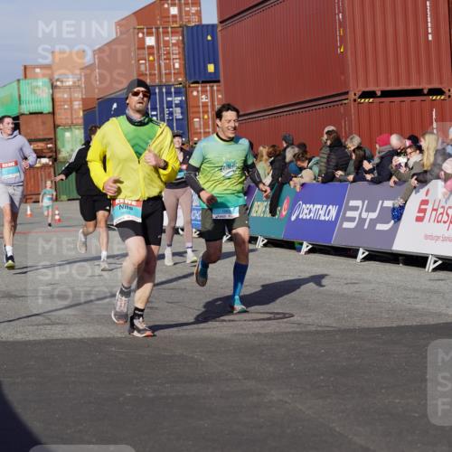 03.10.2025 - Köhlbrandbrückenlauf Michael Burmester http://msf.ph/oto/9011925 03.10.2025 10:12:29 Ziel 1362, 1487, 1662, 1865, 2950, 3210, 3315, 3781 meine-sportfotos.de