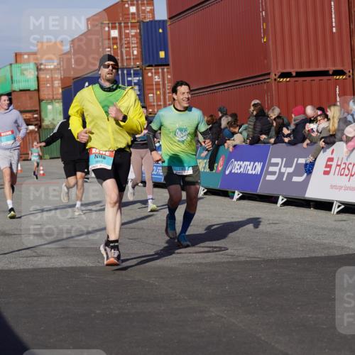 03.10.2025 - Köhlbrandbrückenlauf Michael Burmester http://msf.ph/oto/9011933 03.10.2025 10:12:29 Ziel 1362, 1487, 1662, 1865, 2950, 3210, 3315, 3781 meine-sportfotos.de